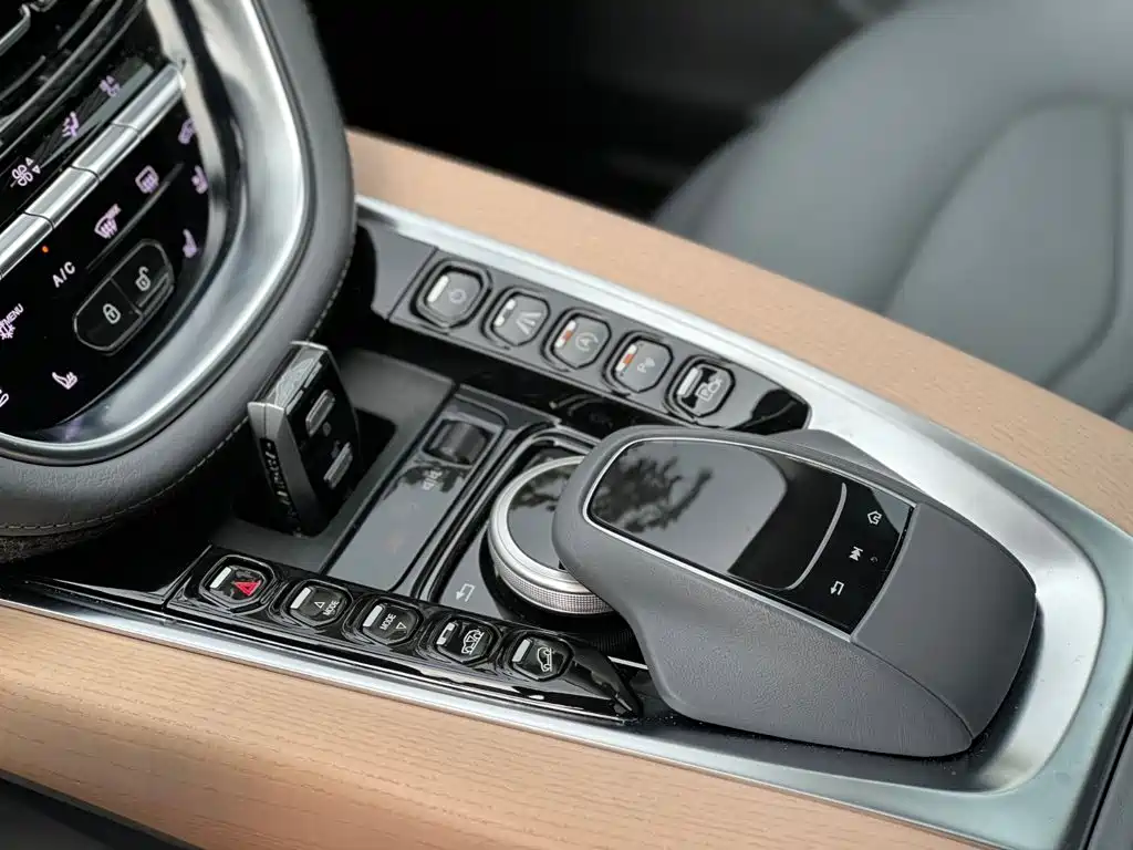 Aston Martin DBX — миниатюра 13
