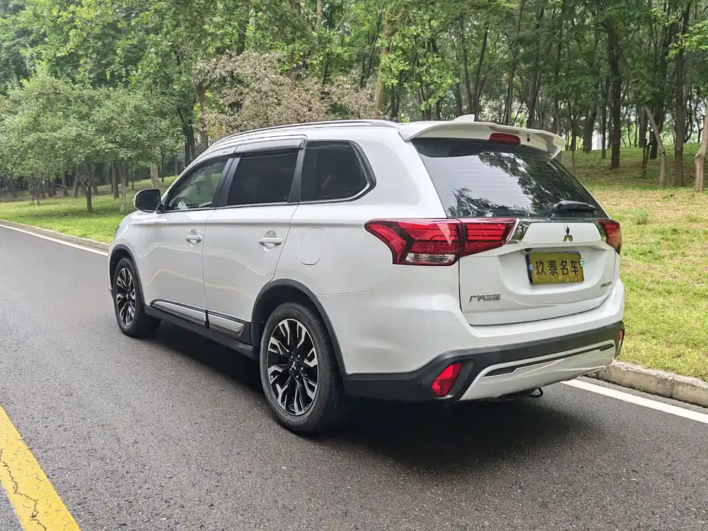 Mitsubishi Outlander — миниатюра 11