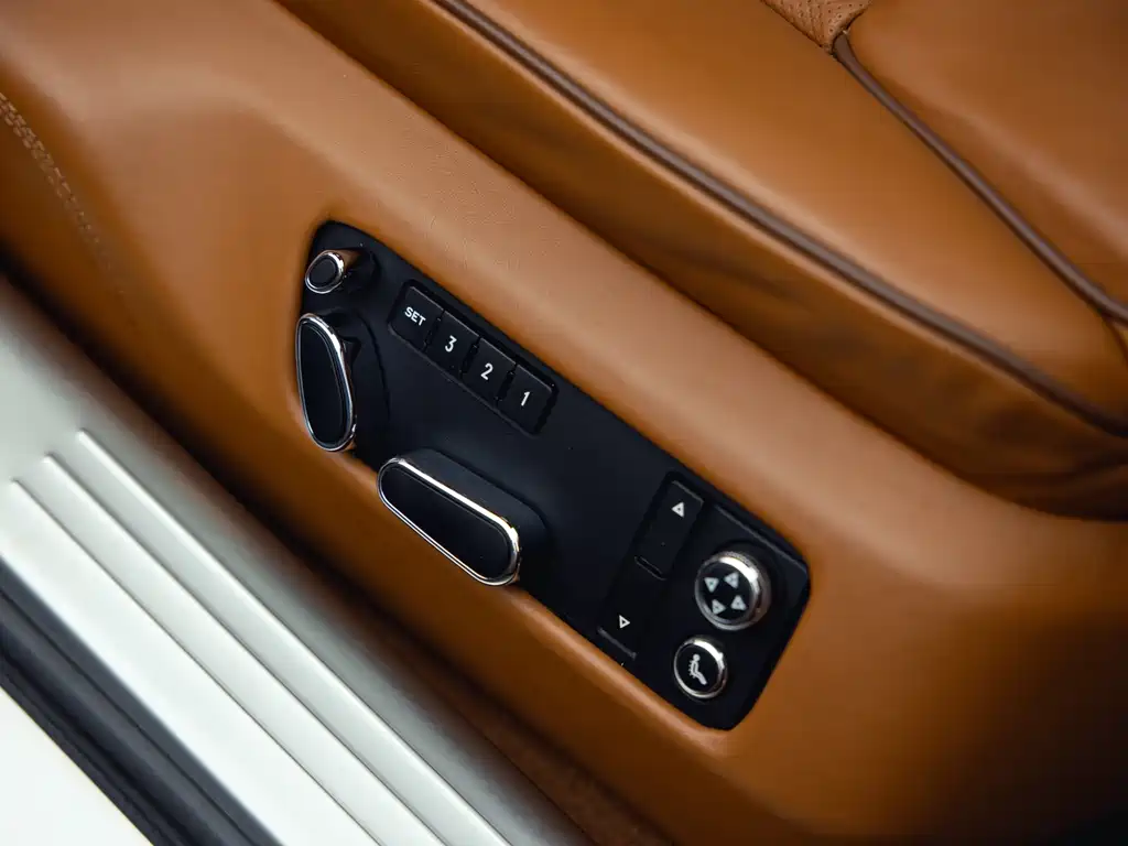 Bentley Flying Spur — миниатюра 23