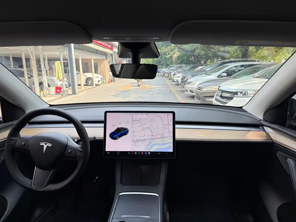 Tesla Model Y — миниатюра 13