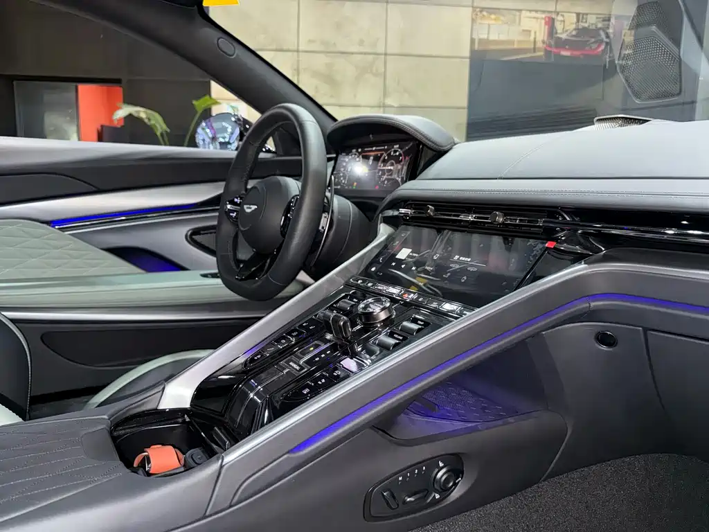 Aston Martin DB12 — миниатюра 17