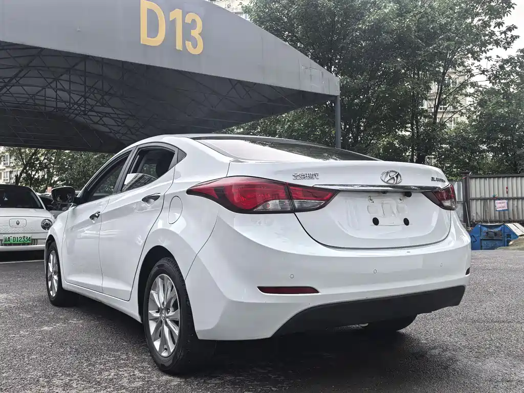 Hyundai Elantra 2016 1.6L AT Luxury