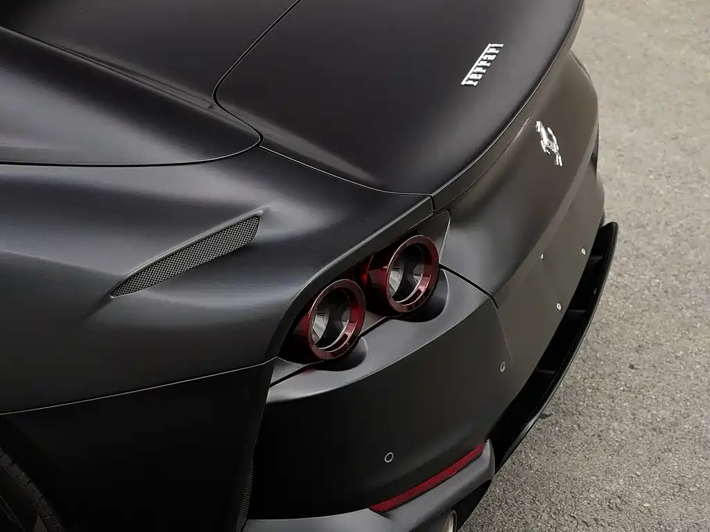 FERRARI  812