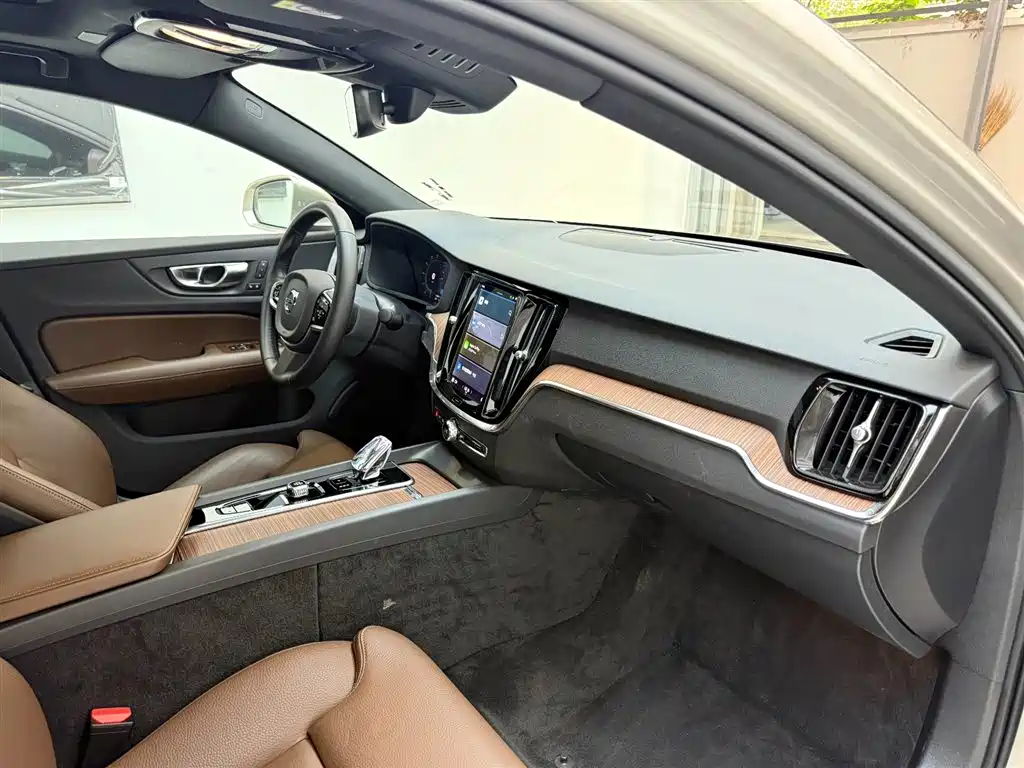 Volvo S60 2025 B4 Luxury