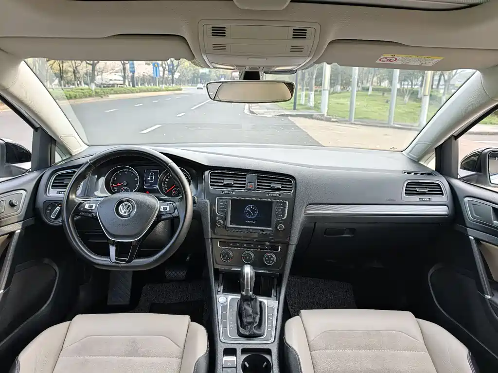 Volkswagen Golf 2016 230TSI AT Luxury