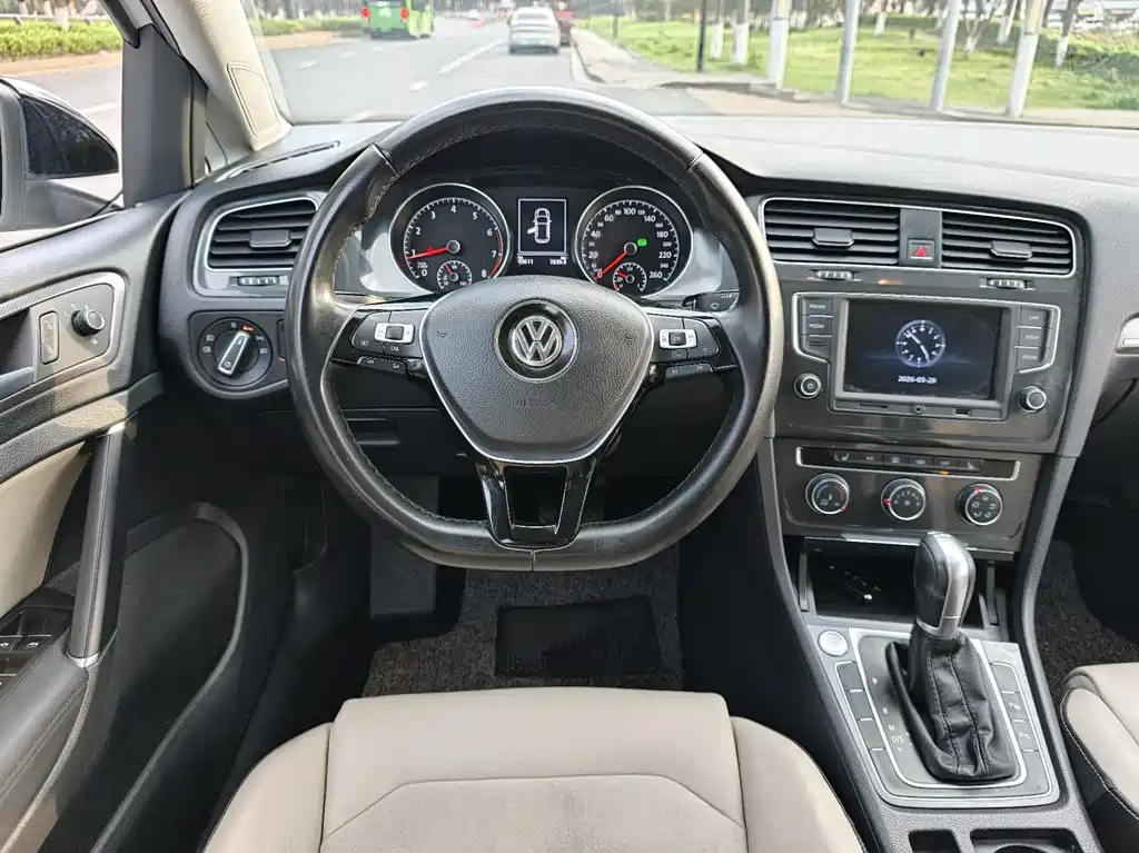 Volkswagen Golf 2016 230TSI AT Luxury