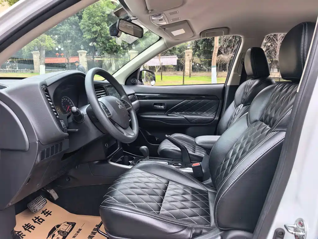 MITSUBISHI OUTLANDER