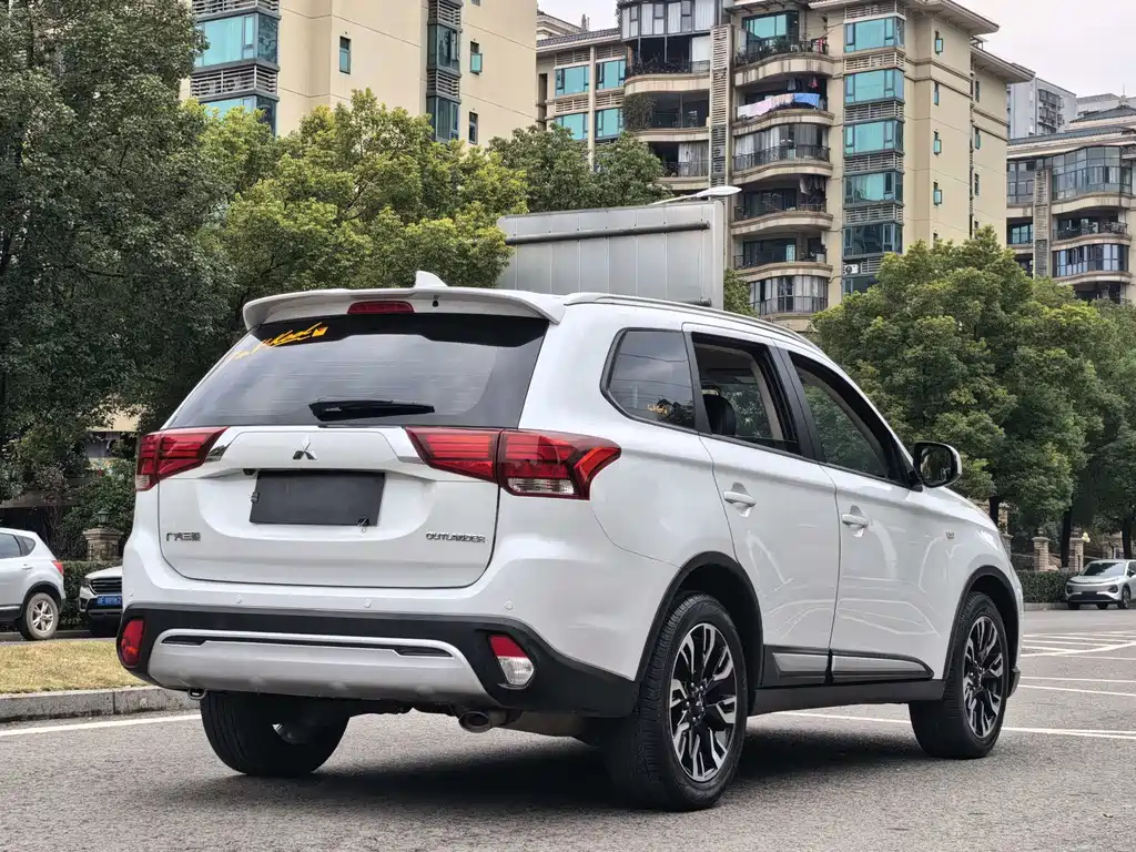 MITSUBISHI OUTLANDER