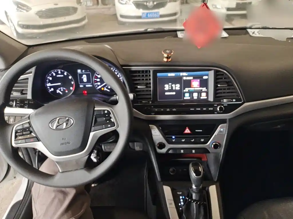 Hyundai Elantra — миниатюра 10