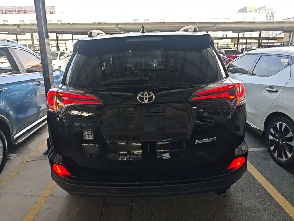 Toyota RAV4 — миниатюра 6