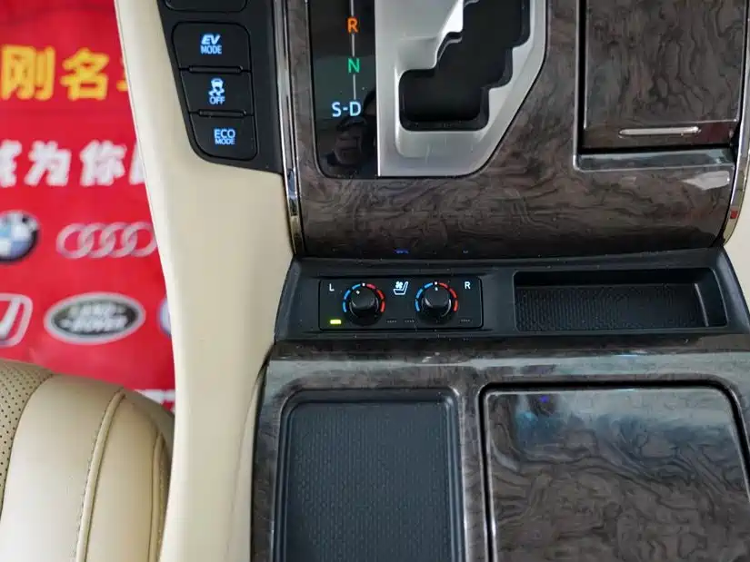 Toyota Vellfire — миниатюра 14