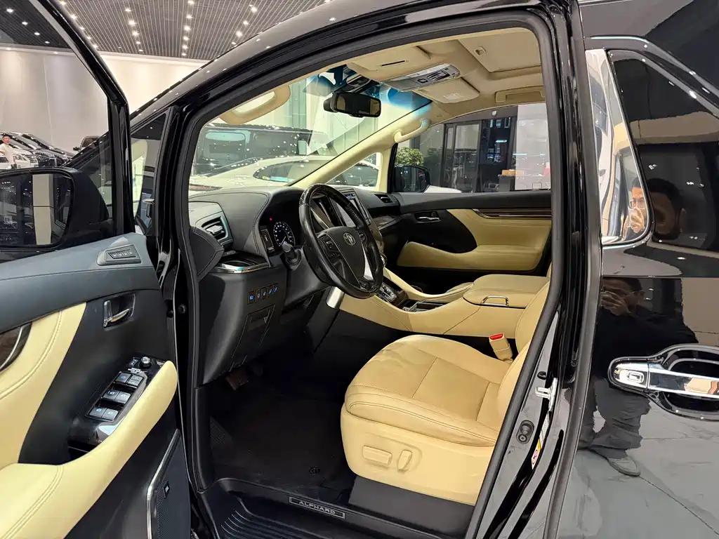 Toyota Alphard — миниатюра 6