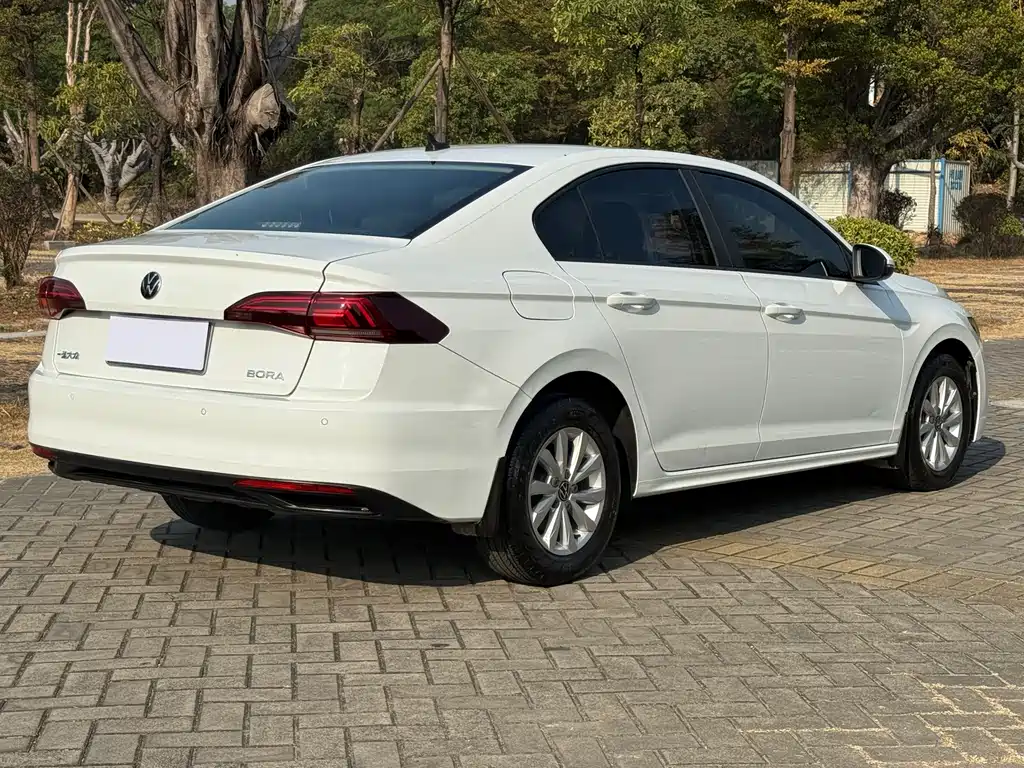 VOLKSWAGEN BORA
