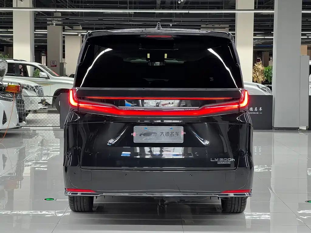 Lexus LM 2023 500h мест