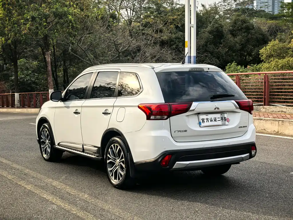 MITSUBISHI OUTLANDER