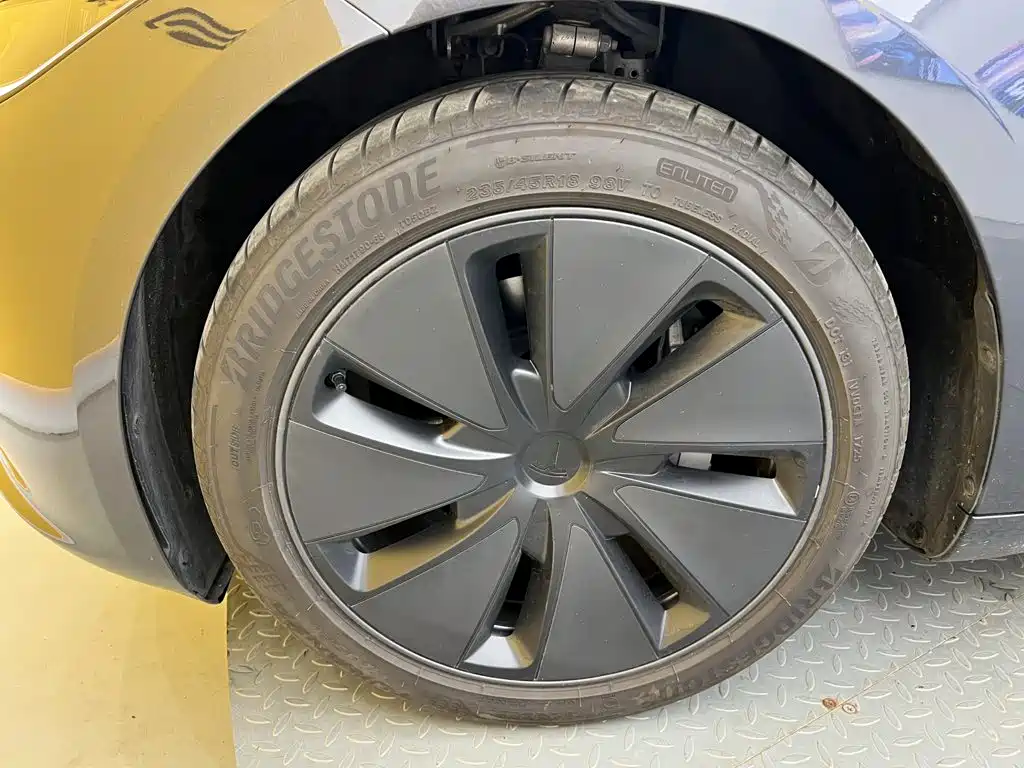 Tesla Model 3 — миниатюра 10