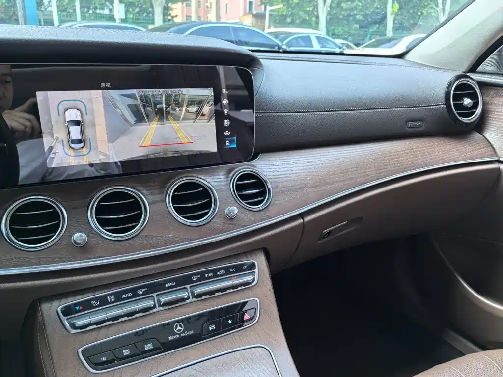 Mercedes-Benz E-Class — миниатюра 3