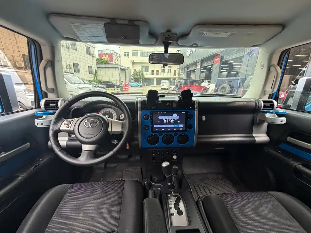 Toyota FJ Cruiser — миниатюра 9