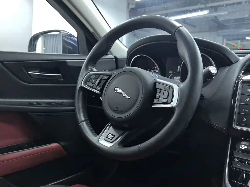 Jaguar XE — миниатюра 9