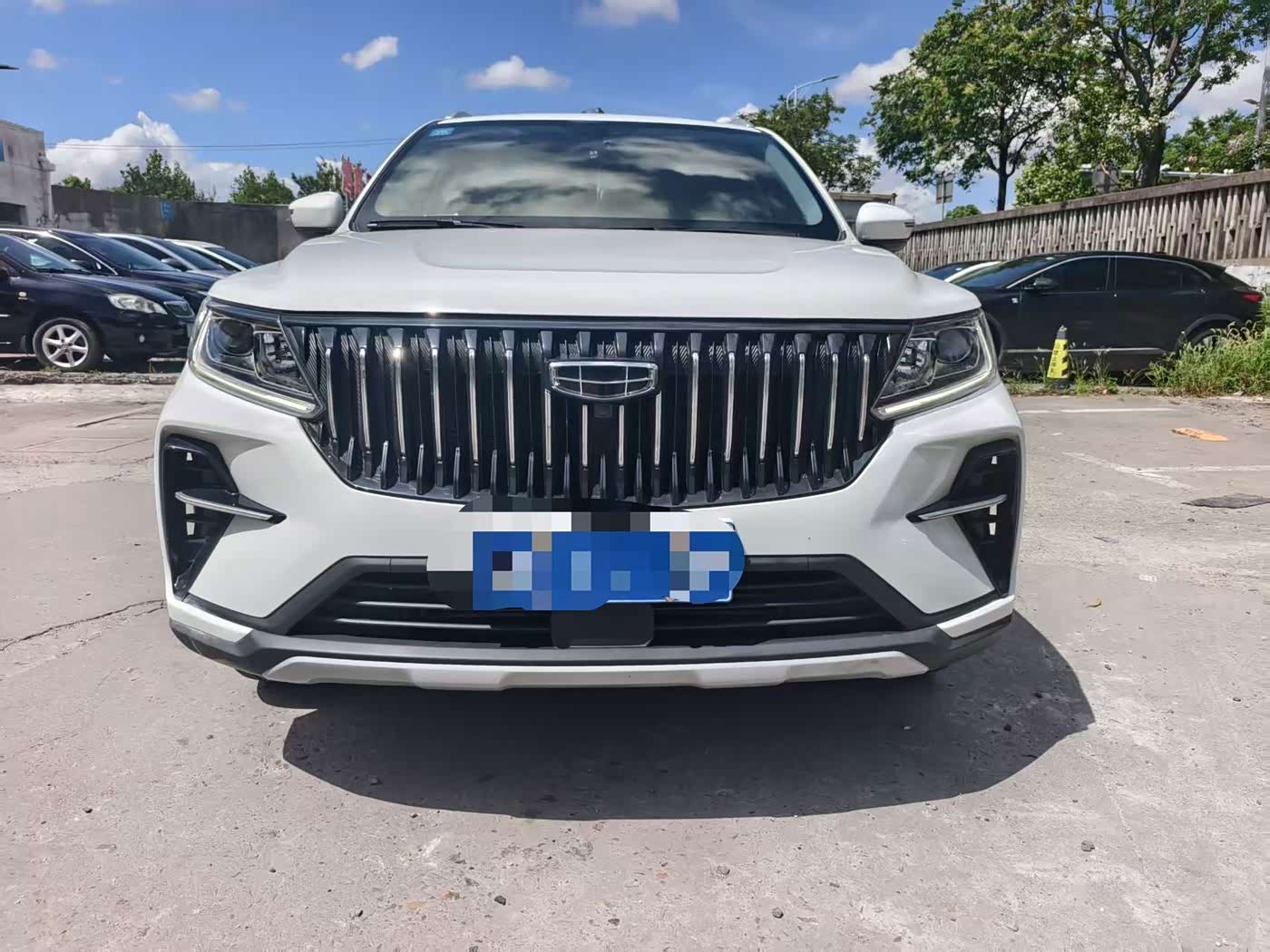 Geely Emgrand X6 1.4 л 2023 г. Белый, пробег 33000 км