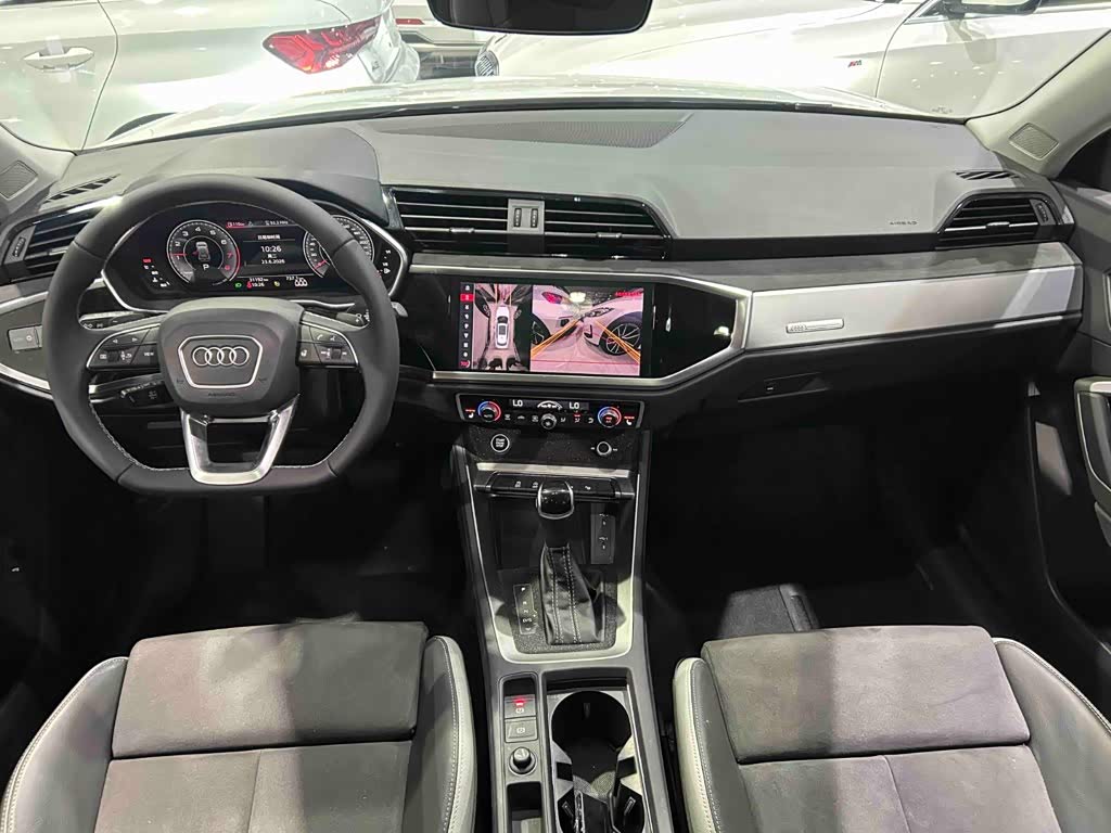 Audi Q3 1.4 л 2023 г. Белый, пробег 31200 км