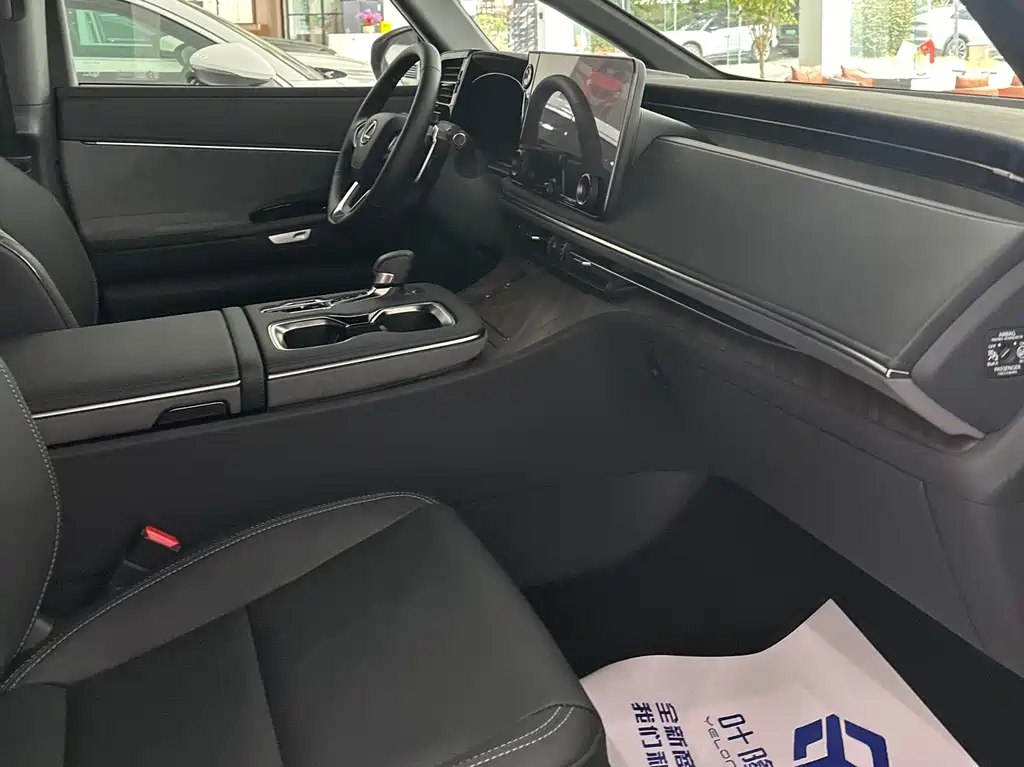 Lexus LM 2025 350h мест