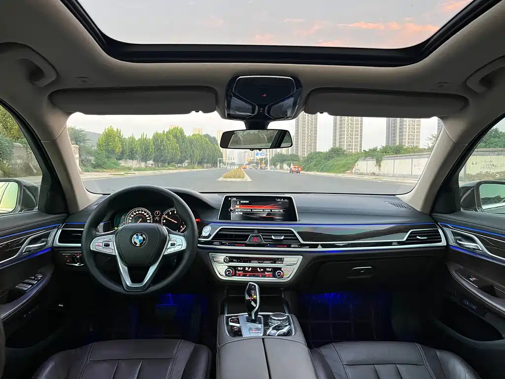 BMW 7 Series — миниатюра 9