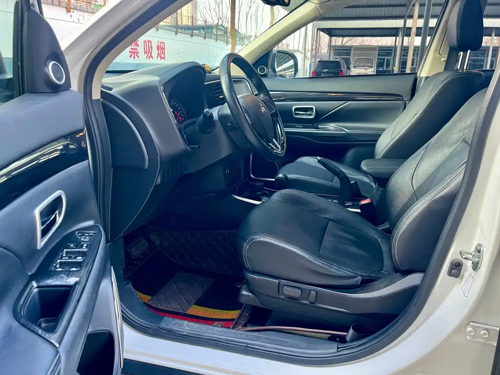 MITSUBISHI OUTLANDER