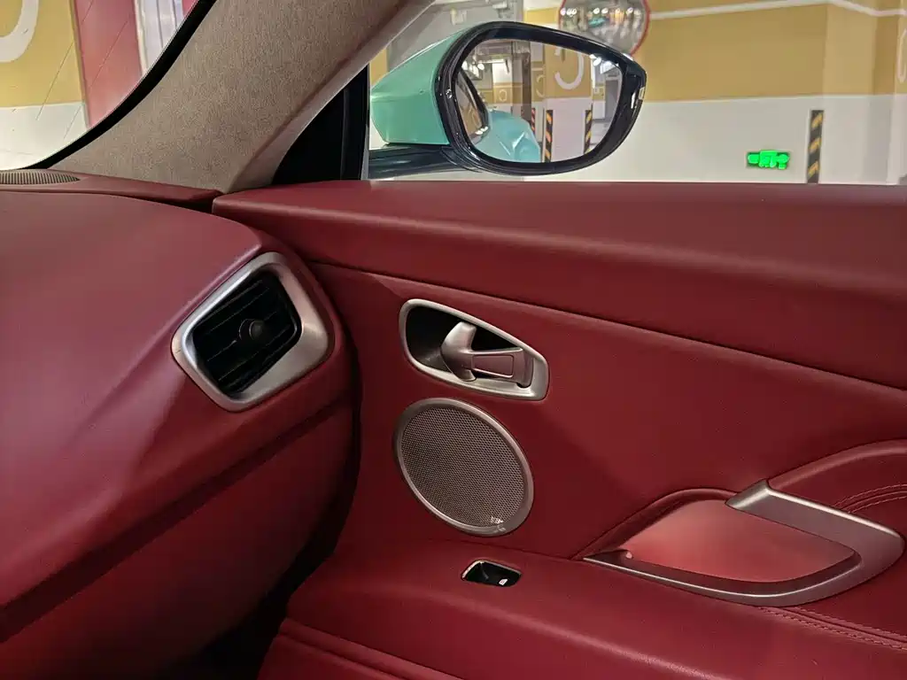 Aston Martin DB11 — миниатюра 16