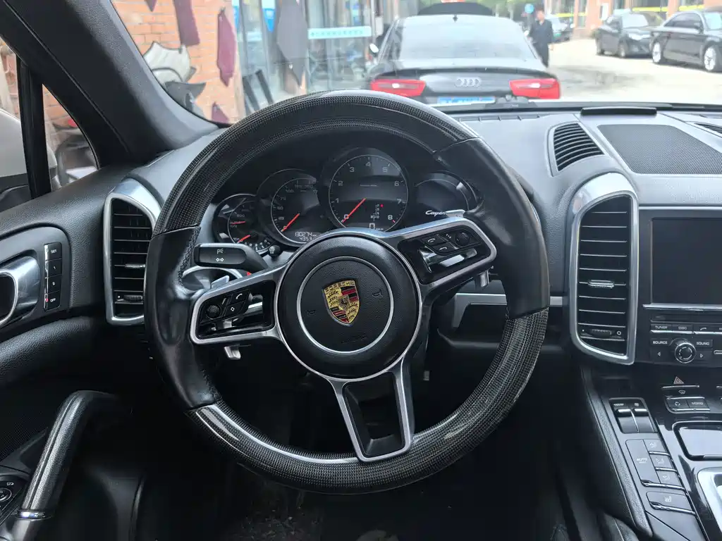 Porsche Cayenne — миниатюра 7