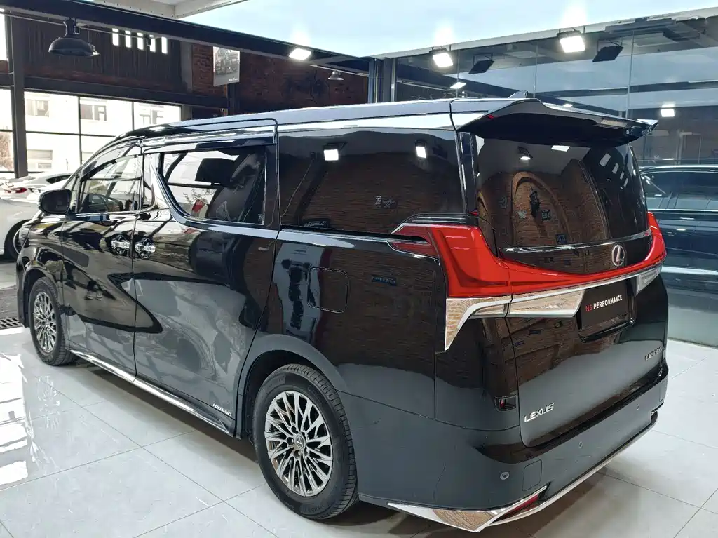 LEXUS LM