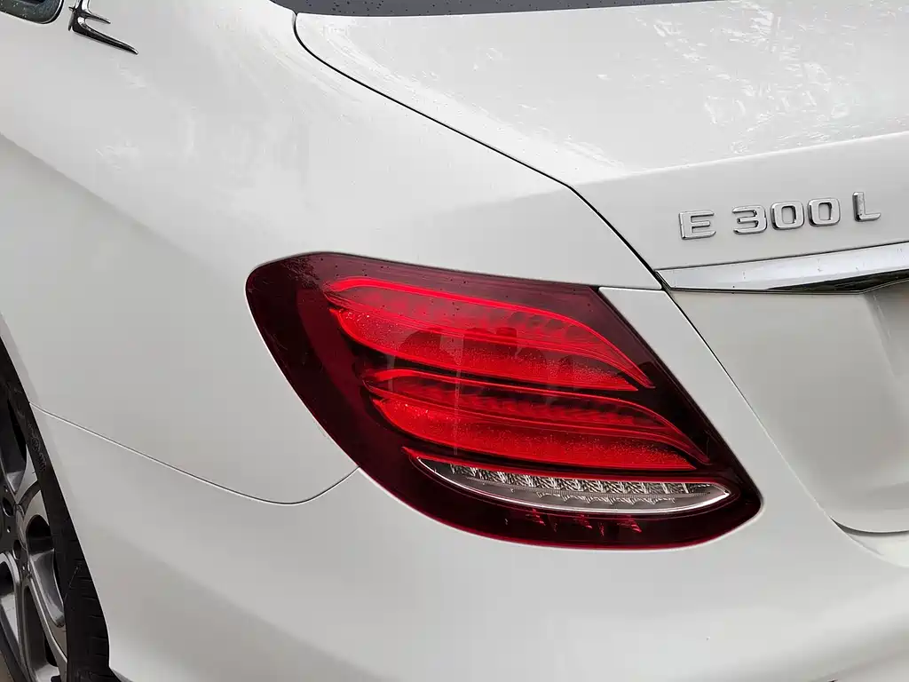 Mercedes-Benz E-Class — миниатюра 10