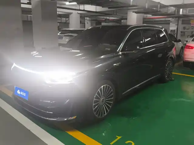 2025 Huawei M8