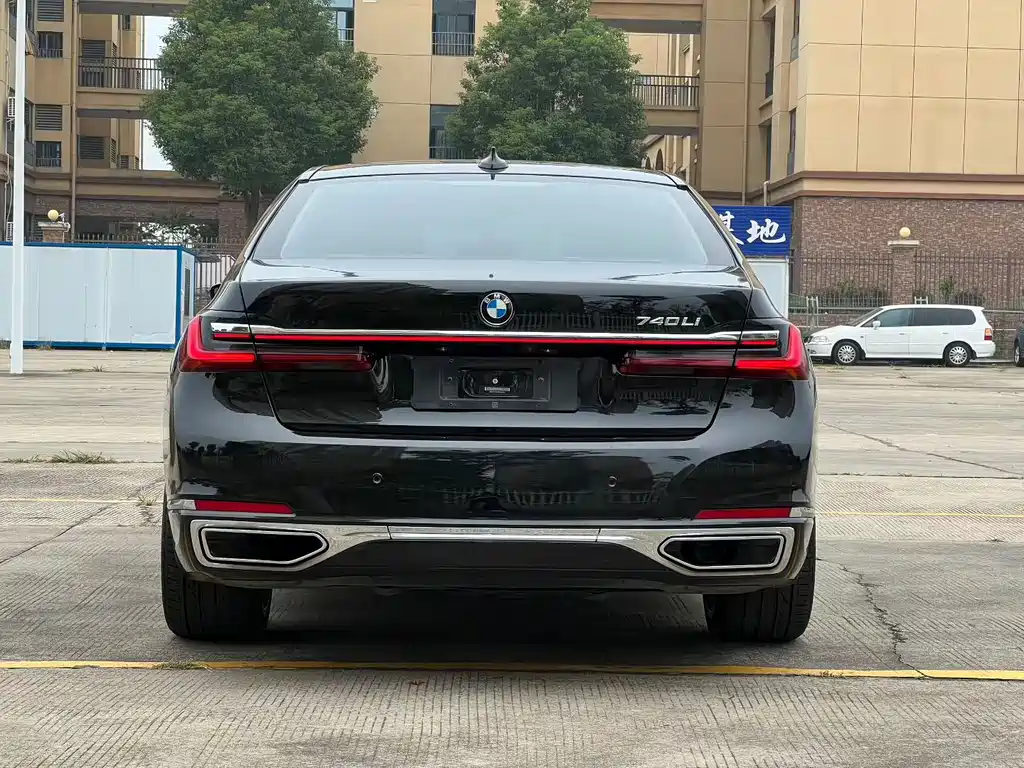 BMW 7 Series — миниатюра 8