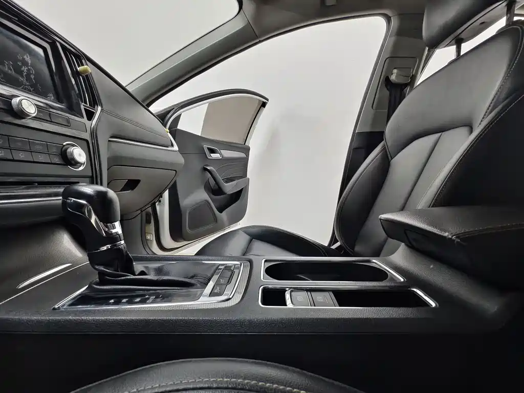 Roewe i6 Classic — миниатюра 12
