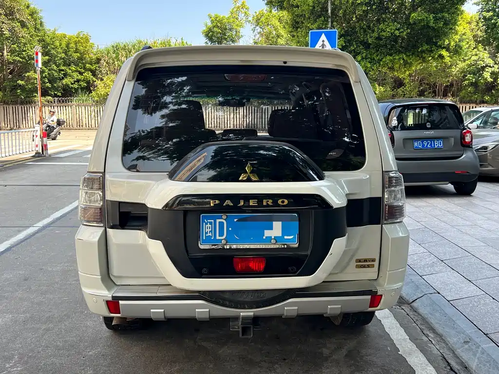 Mitsubishi Pajero (Import) — миниатюра 5