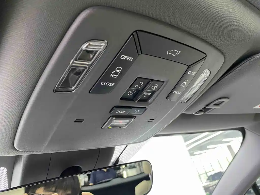 Toyota Granvia — миниатюра 25