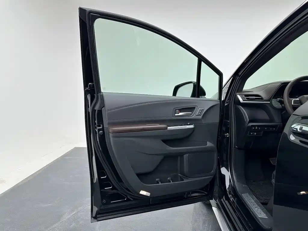 Toyota Granvia — миниатюра 16