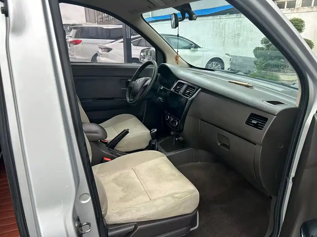 Wuling Rongguang V — миниатюра 8