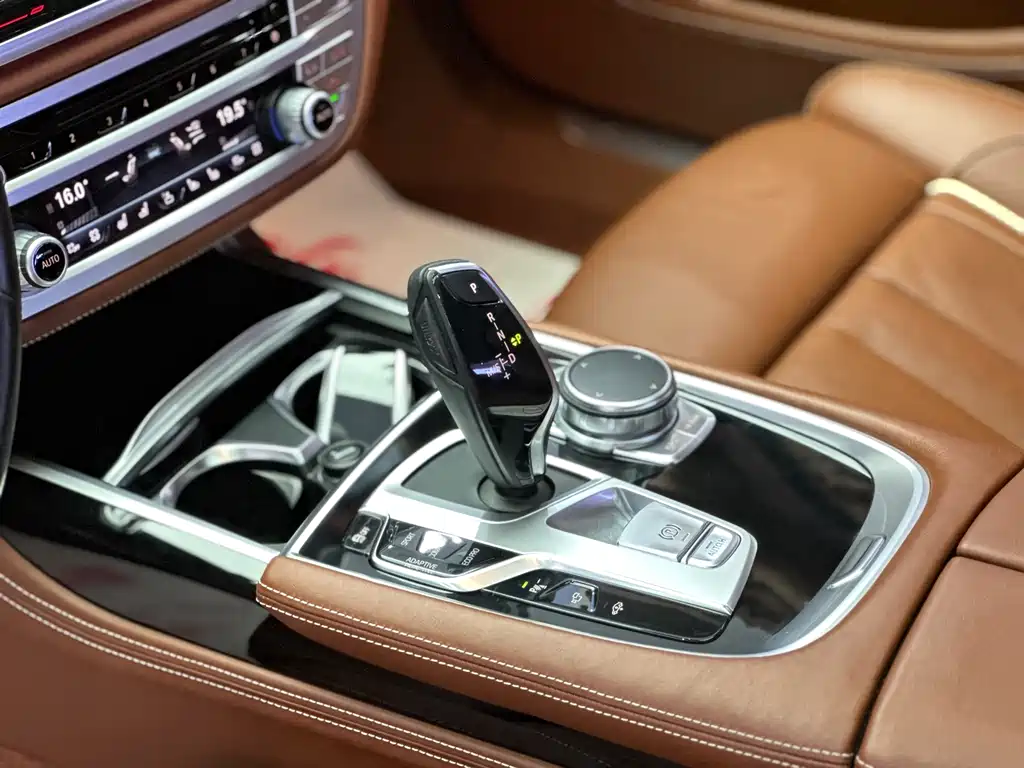 BMW 7 Series — миниатюра 10