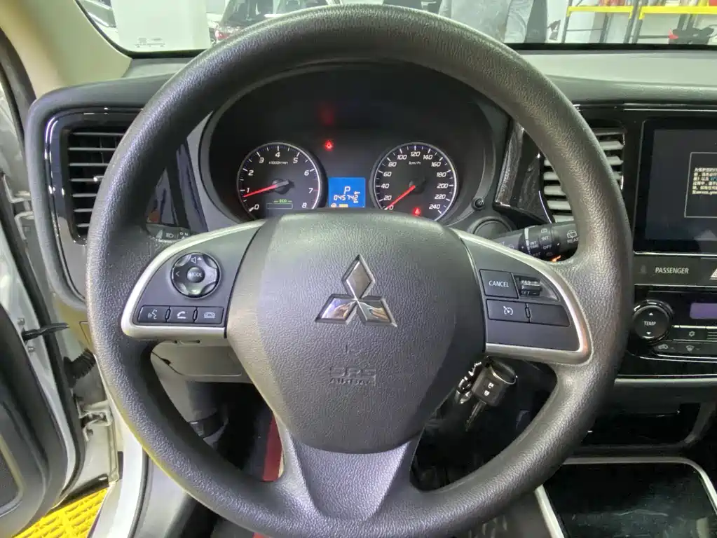 MITSUBISHI OUTLANDER