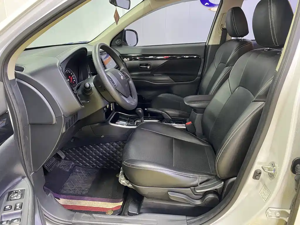 MITSUBISHI OUTLANDER