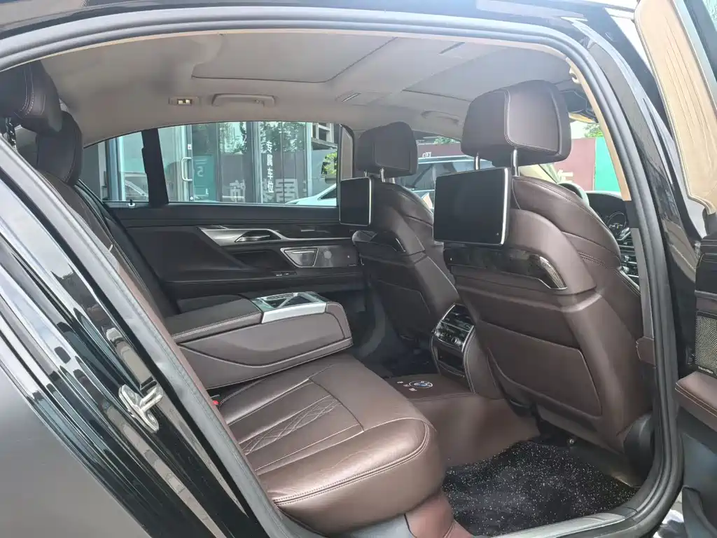 BMW 7 Series — миниатюра 5