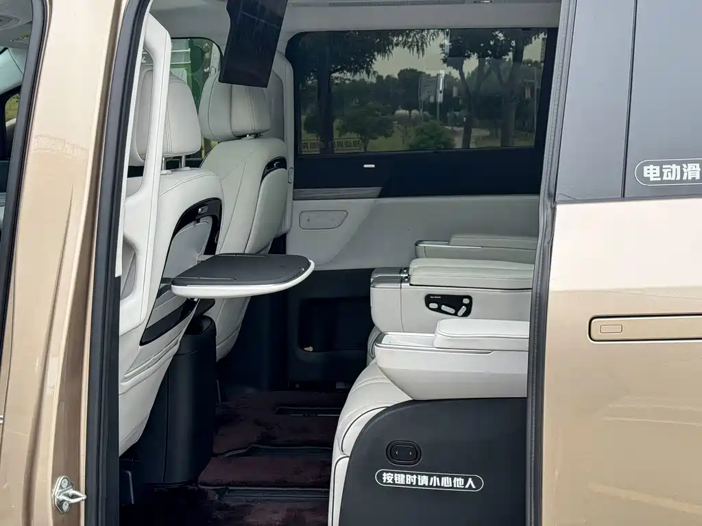 XPeng X9 — миниатюра 10