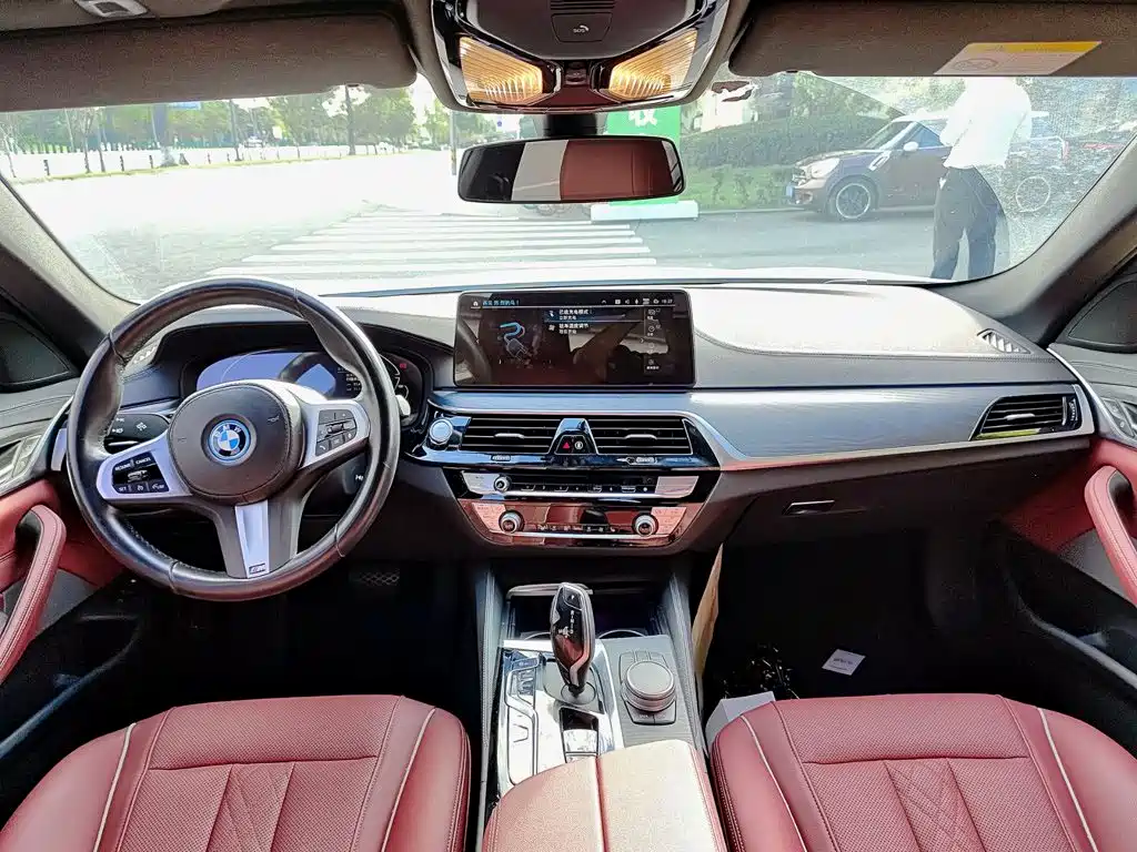 BMW 5 Series New Energy — миниатюра 10