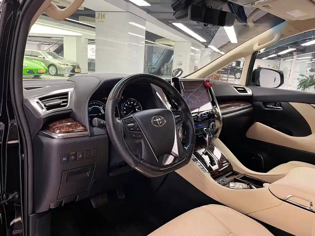 Toyota Alphard — миниатюра 5