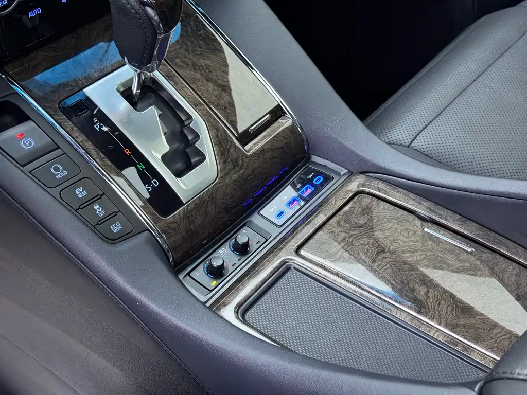 Toyota Alphard — миниатюра 6