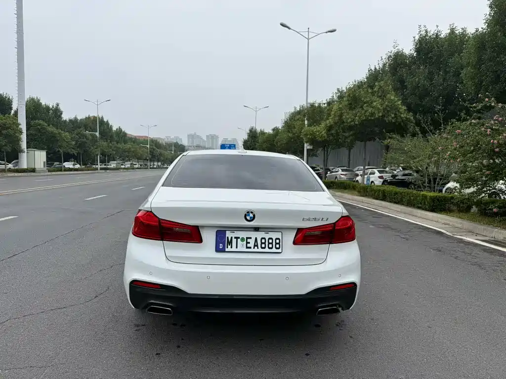 BMW 5 Series — миниатюра 8