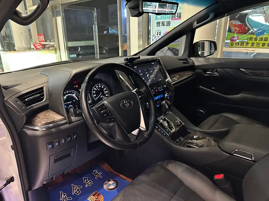 Toyota Alphard — миниатюра 16
