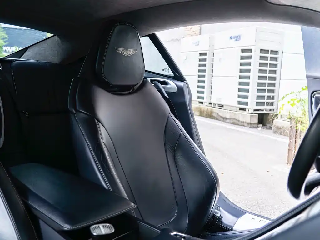Aston Martin DB11 — миниатюра 21
